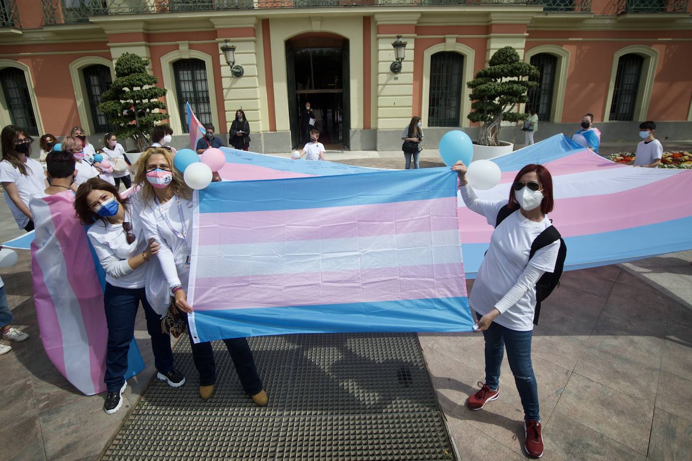 Fotos: La bandera tricolor llega a Murcia como símbolo de lucha de los derechos trans