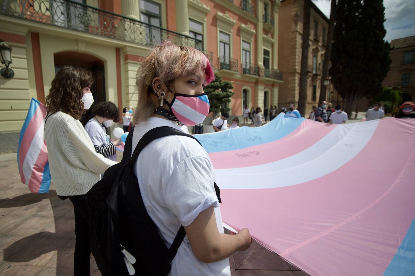 Fotos: La bandera tricolor llega a Murcia como símbolo de lucha de los derechos trans