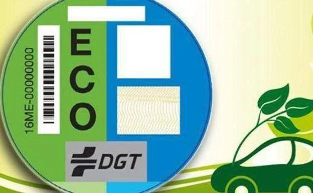 La DGT explica cómo colocar la etiqueta medioambiental para evitar