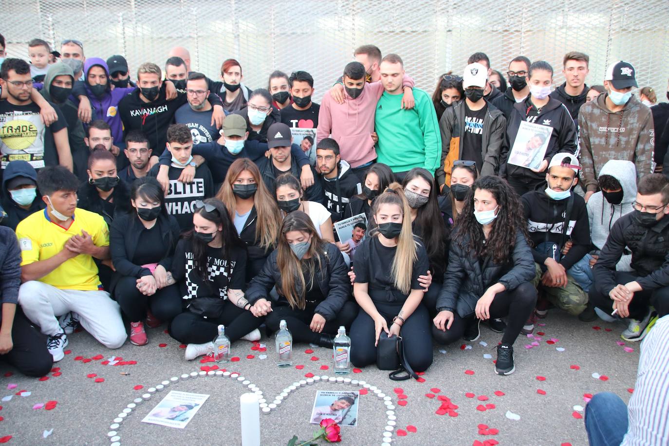 Fotos: Concentración en Jumilla de los amigos de Kevin para rendirle homenaje