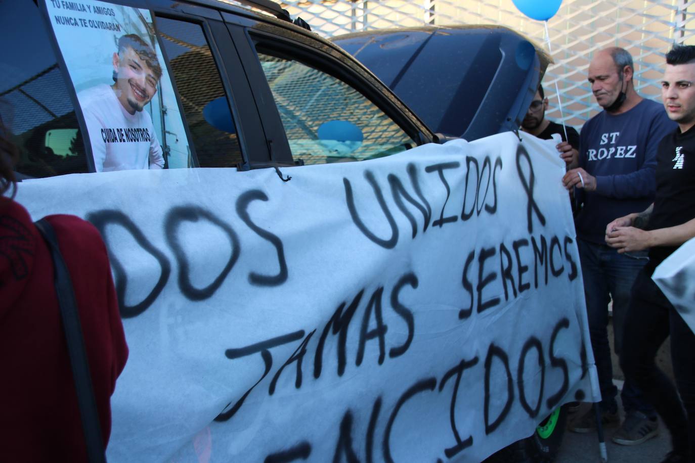 Fotos: Concentración en Jumilla de los amigos de Kevin para rendirle homenaje