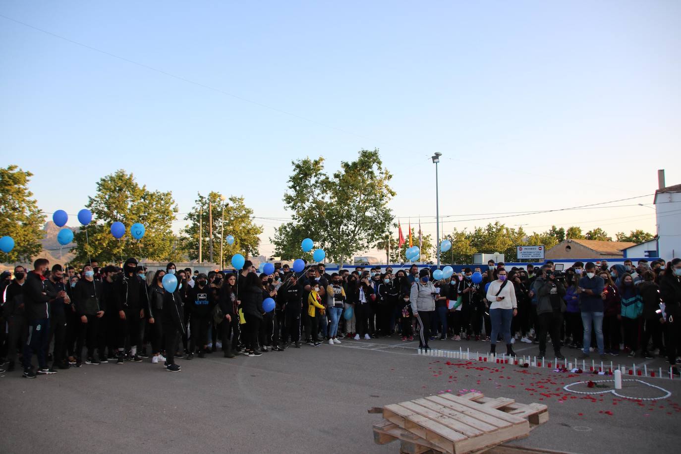 Fotos: Concentración en Jumilla de los amigos de Kevin para rendirle homenaje