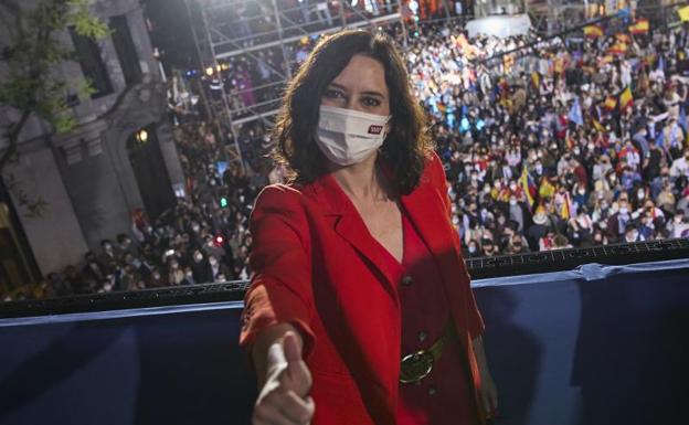 Isabel Díaz Ayuso celebra la victoria electoral en Madrid. 