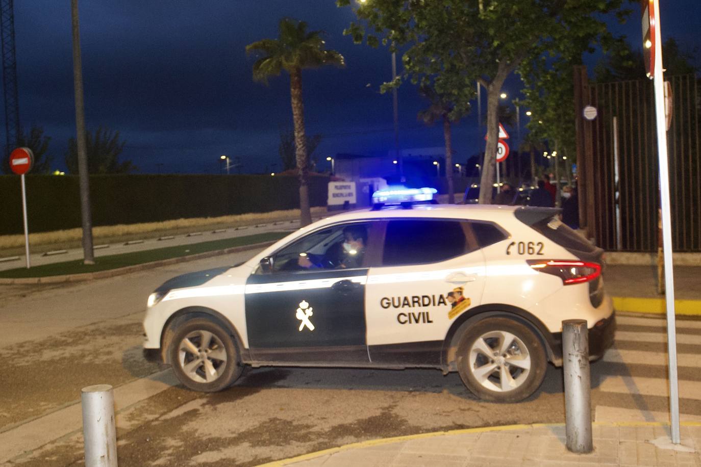 Salida de los acusados de los juzgados de Jumilla en un coche de la Guardia Civil, el pasado lunes.