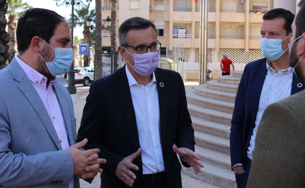 El secretario general del PSRM y portavoz del Grupo Parlamentario Socialista, Diego Conesa (centro de la imagen) durante su reunión con el equipo de Gobierno del Ayuntamiento de Los Alcázares, este jueves.