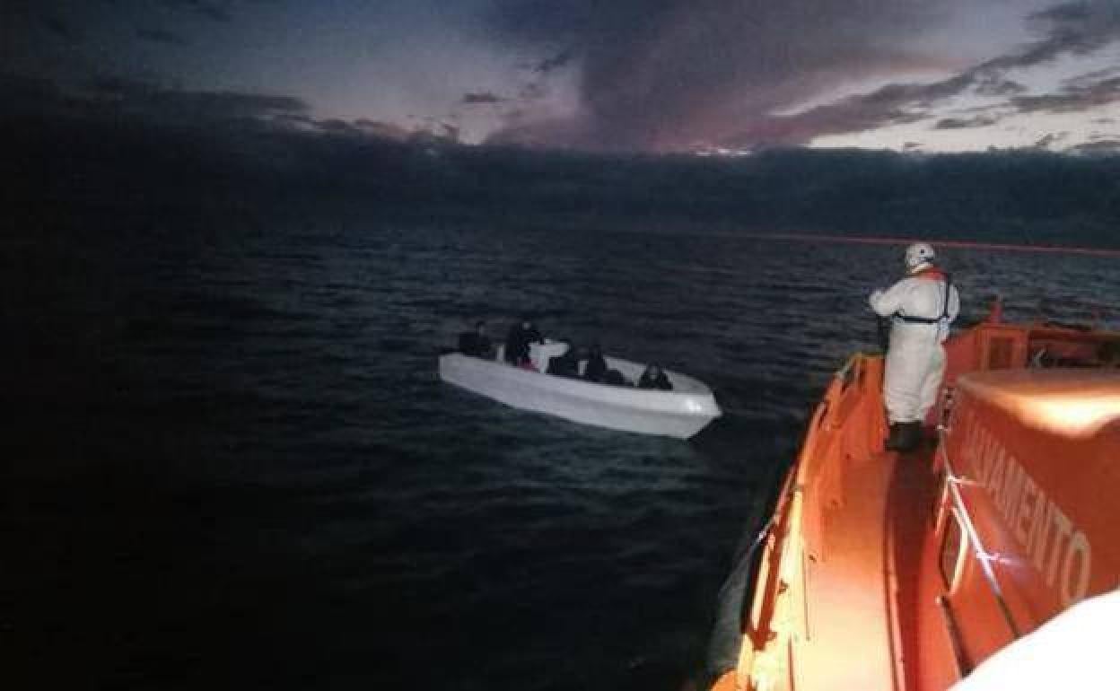 Salvamento Martítimo intercepta a una embarcación, en una imagen de archivo. 
