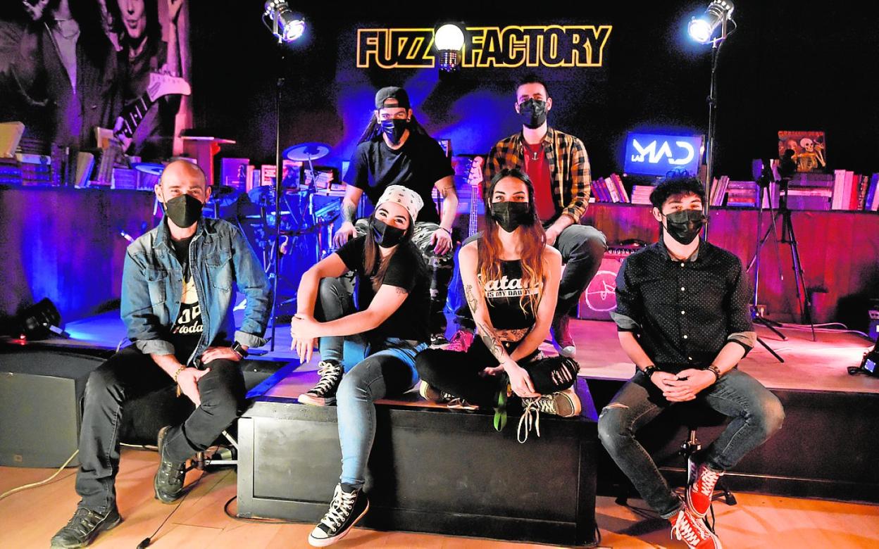 Elbio Ramis, Silvia López, Iván P. González Martínez y Juan Carlos Espinosa (arriba), Zoe Séiquer y Fran Ropero, miembros de la nueva asociación de profesionales del espectáculo Fuzz Factory. 