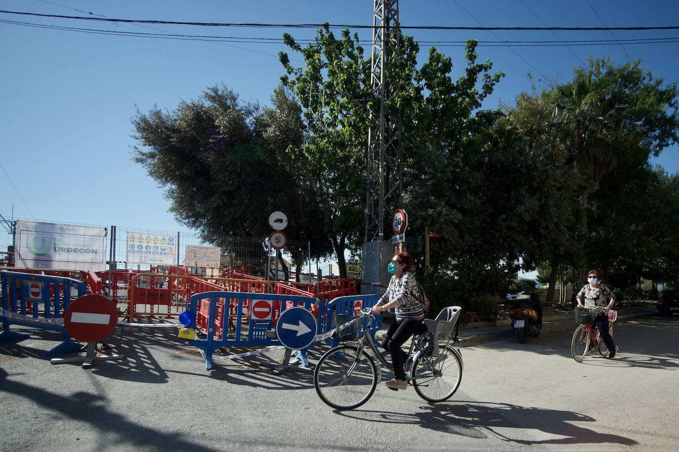 Fotos: Media hora de caminata para comprar la cena o las pastillas