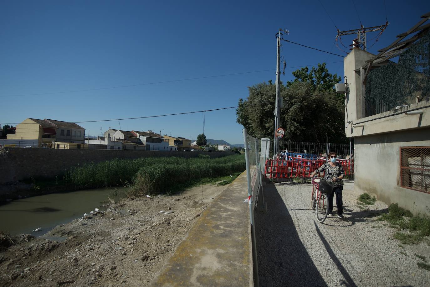 Fotos: Media hora de caminata para comprar la cena o las pastillas