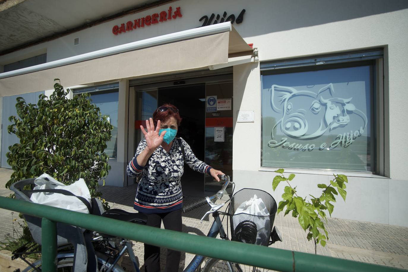 Fotos: Media hora de caminata para comprar la cena o las pastillas