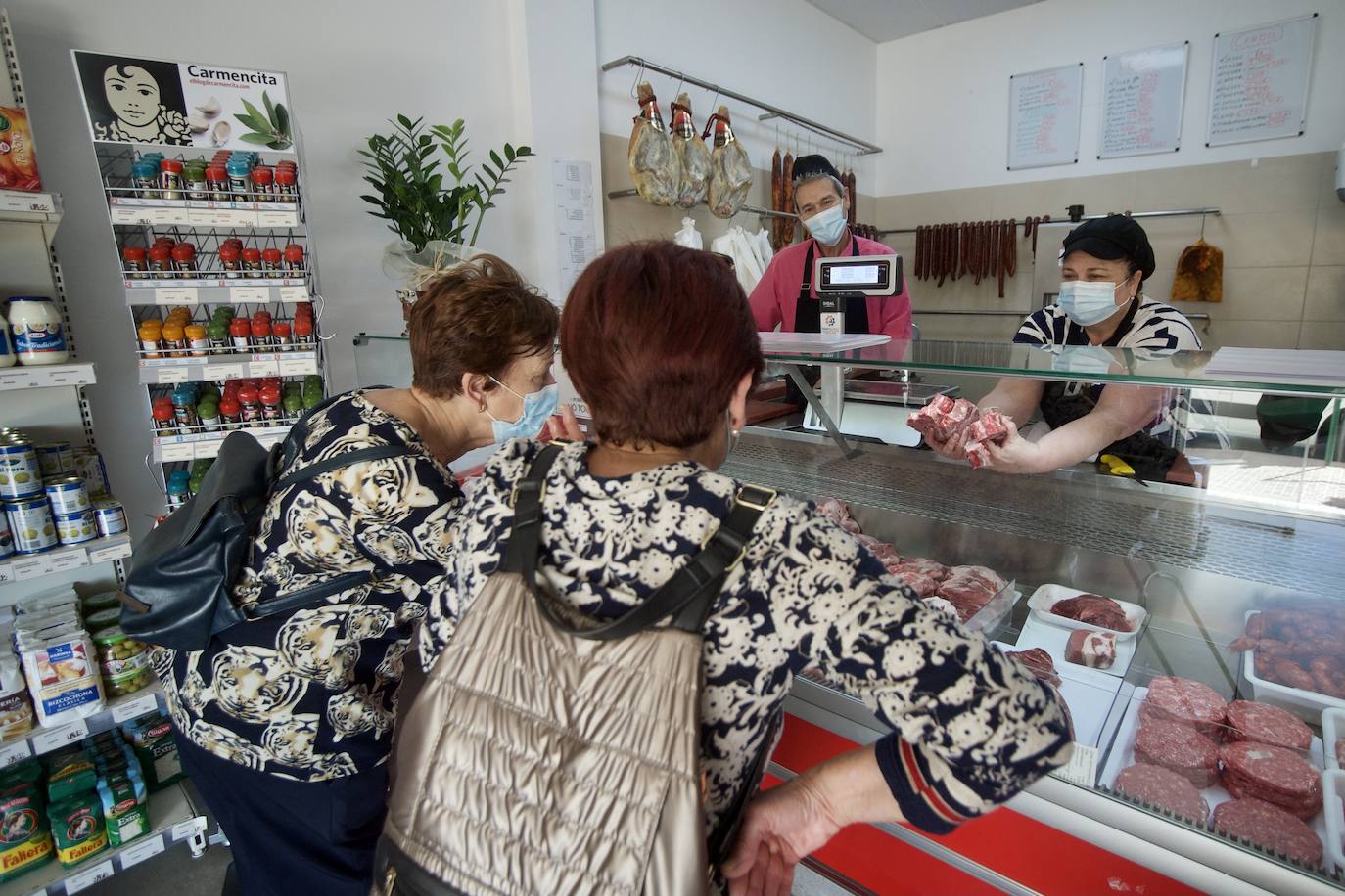 Fotos: Media hora de caminata para comprar la cena o las pastillas