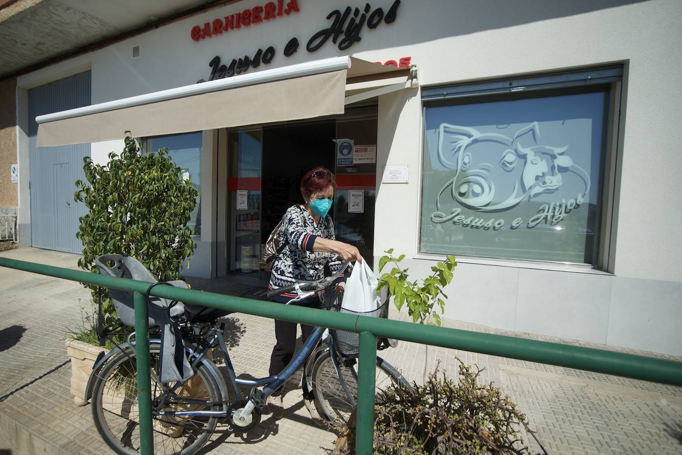 Fotos: Media hora de caminata para comprar la cena o las pastillas