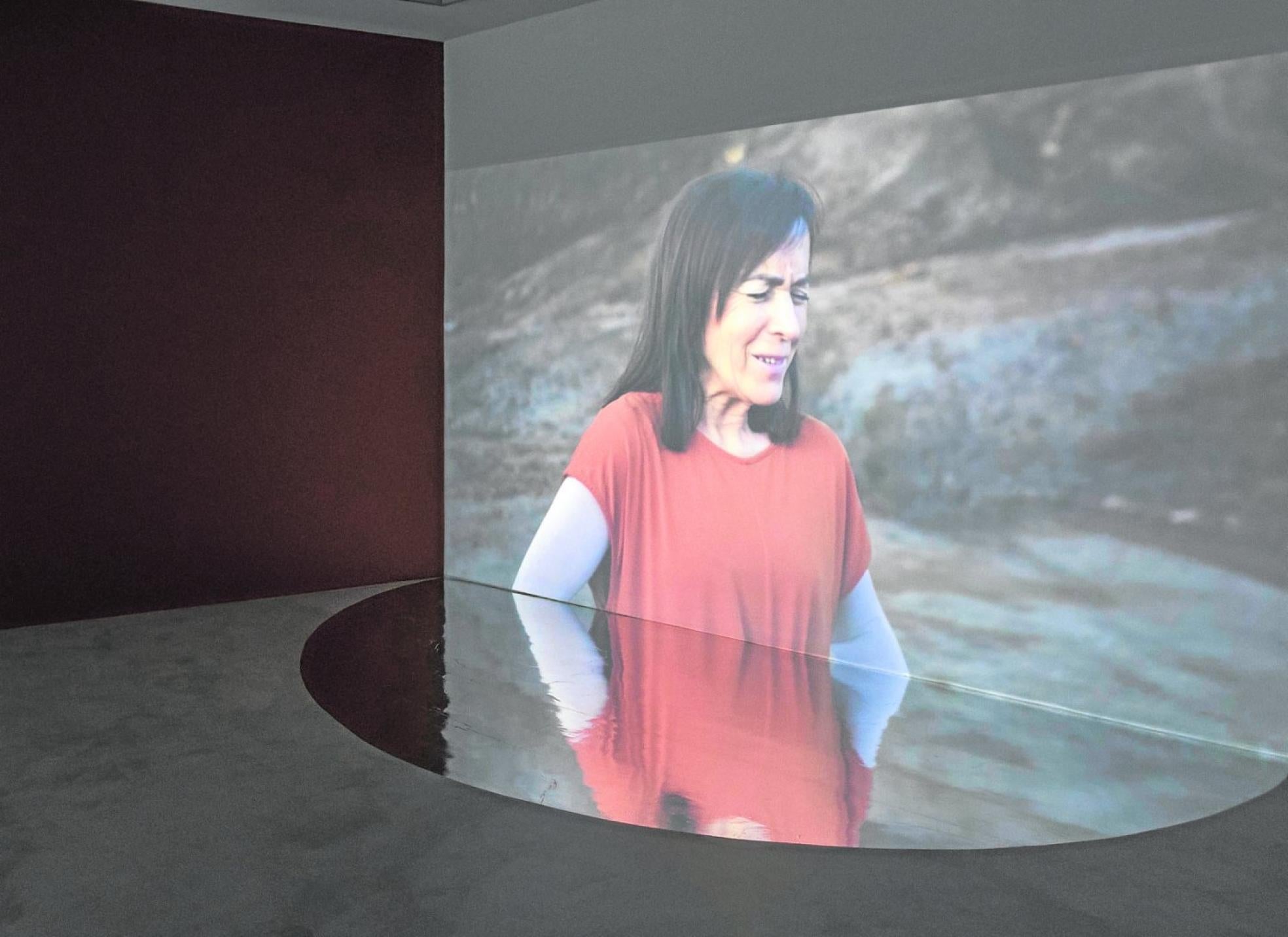 tProyección de la pieza audiovisual 'El reparo', de Fito Conesa, en la galería valenciana Espai Tactel. u El artista cartagenero Fito Conesa.