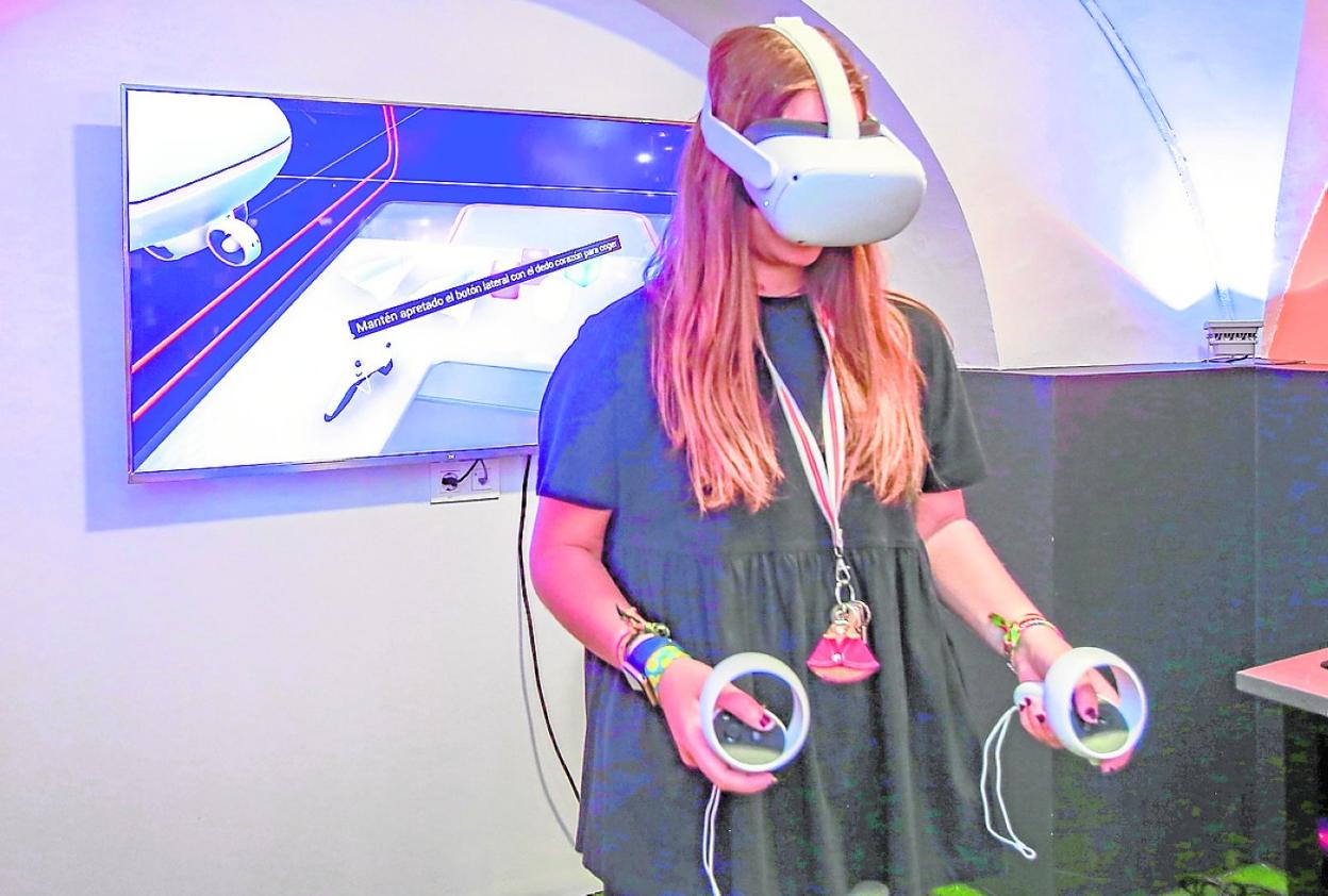 Una estudiante en una clase con las gafas de realidad virtual, en la Sala VR del Campus de Los Jerónimos.