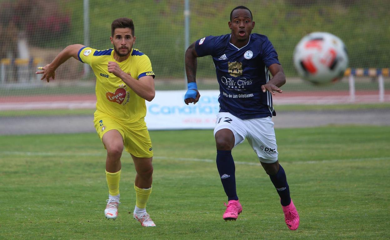 Lance del partido entre el Marino de Tenerife y el Lorca Deportiva, disputado este sábado.