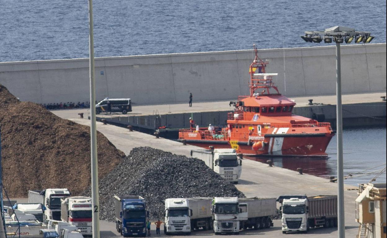 Una embarcación de Salvamento en la dársena de Escombreras. 