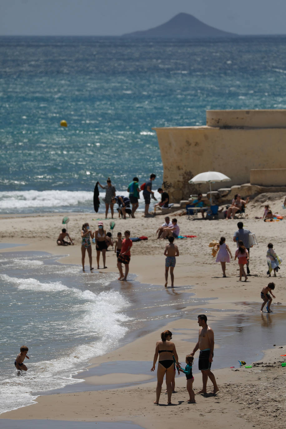 Fotos: Miles de ciudadanos de la Región pasan el día en la playa de Torre de la Horadada