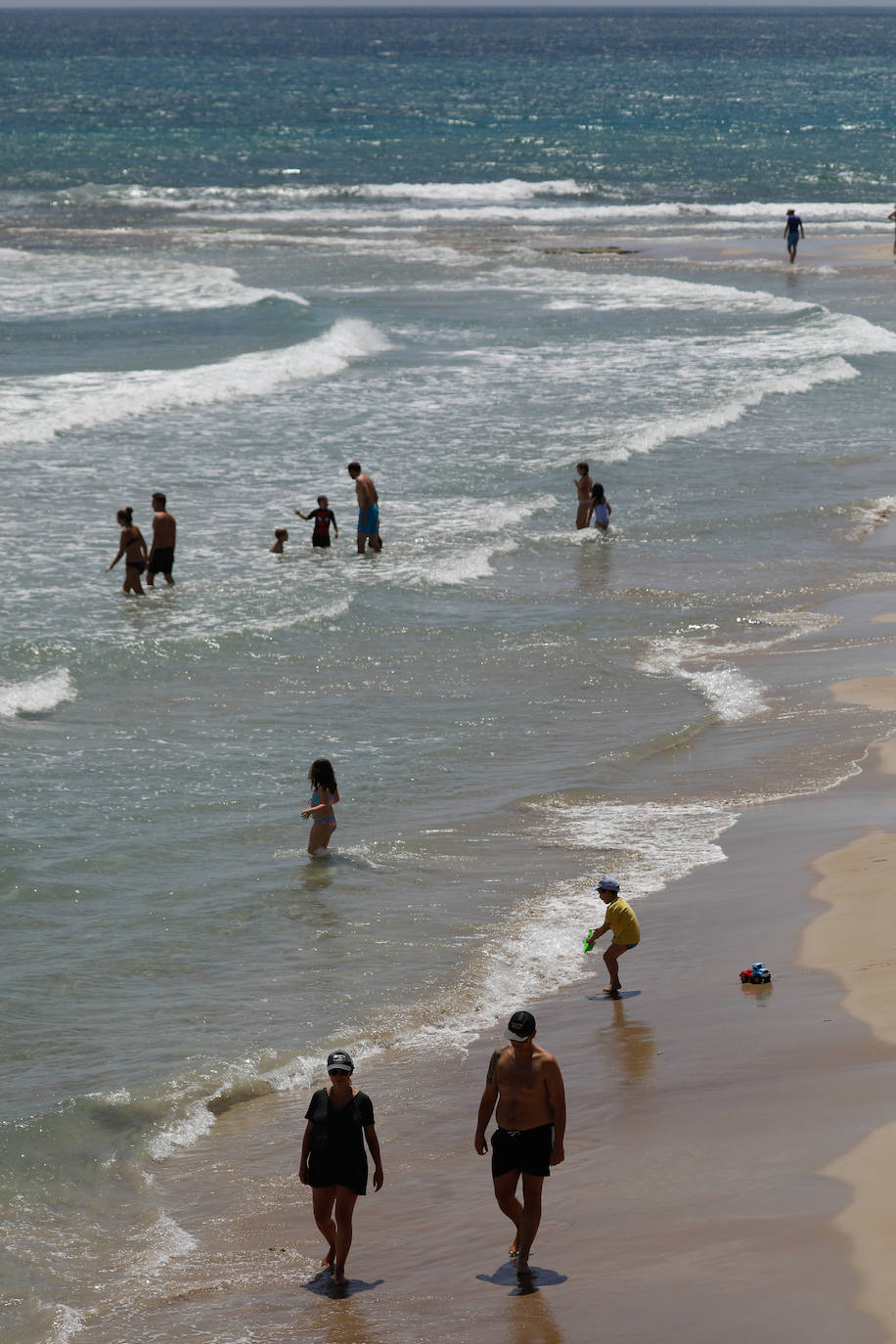 Fotos: Miles de ciudadanos de la Región pasan el día en la playa de Torre de la Horadada