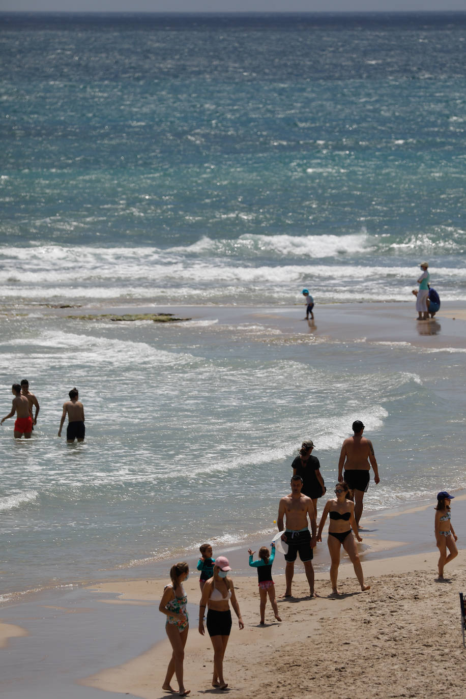 Fotos: Miles de ciudadanos de la Región pasan el día en la playa de Torre de la Horadada