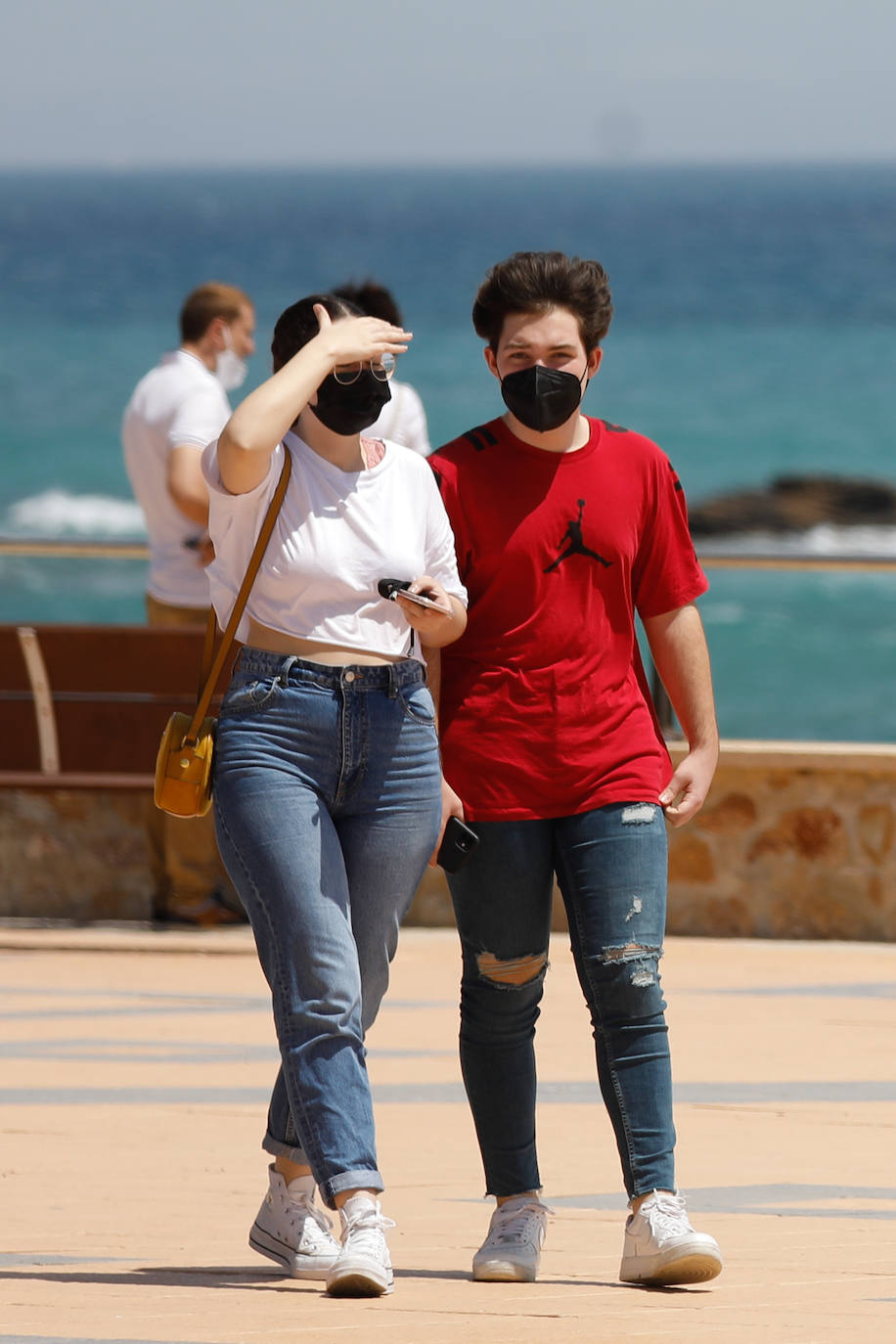 Fotos: Miles de ciudadanos de la Región pasan el día en la playa de Torre de la Horadada