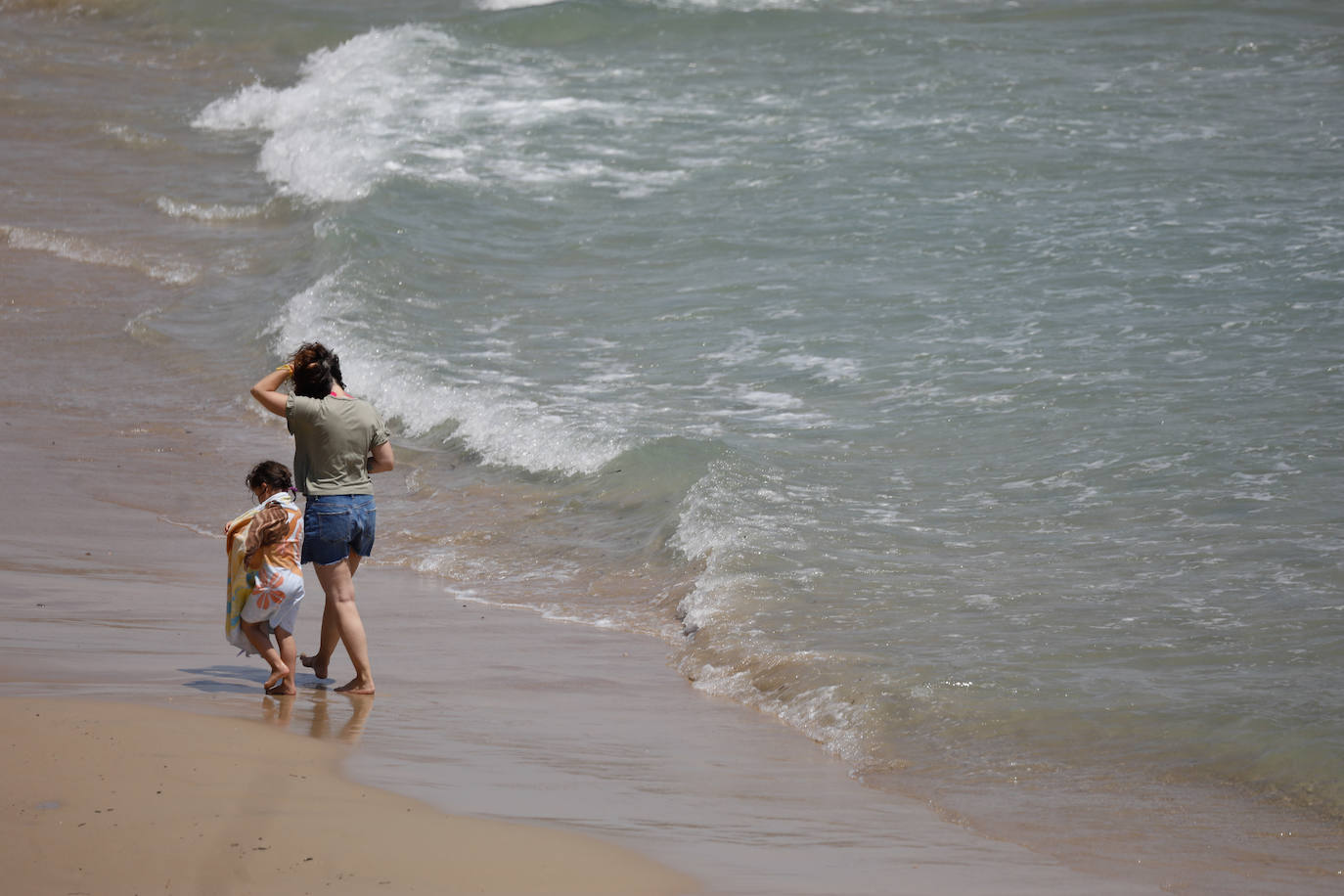 Fotos: Miles de ciudadanos de la Región pasan el día en la playa de Torre de la Horadada