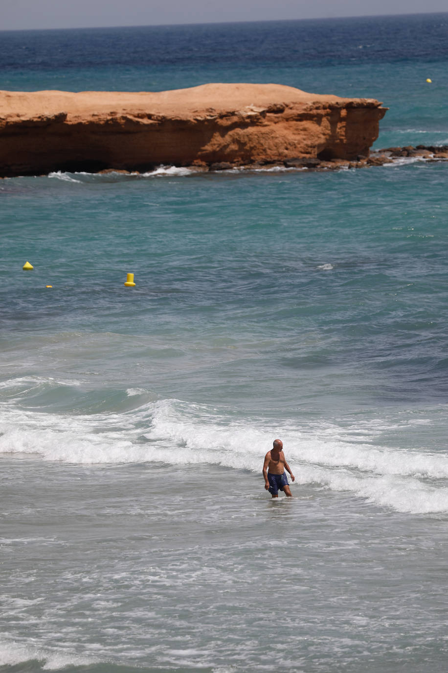 Fotos: Miles de ciudadanos de la Región pasan el día en la playa de Torre de la Horadada