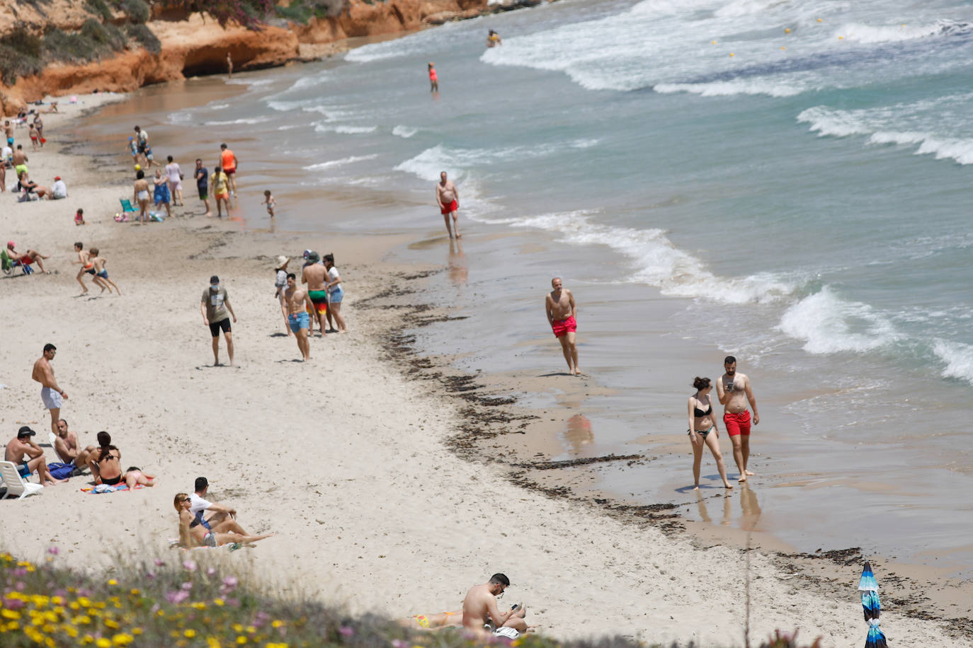 Fotos: Miles de ciudadanos de la Región pasan el día en la playa de Torre de la Horadada