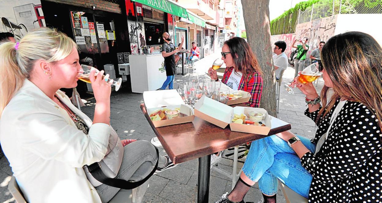 Varias jóvenes, en la cata, ayer, de Estrella de Levante en Murcia. 