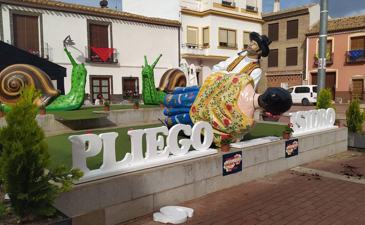 Imagen del monumento destrozado, este domingo. 