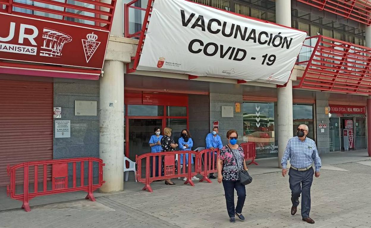 Vacunación en el Enrique Roca de Murcia, este lunes.