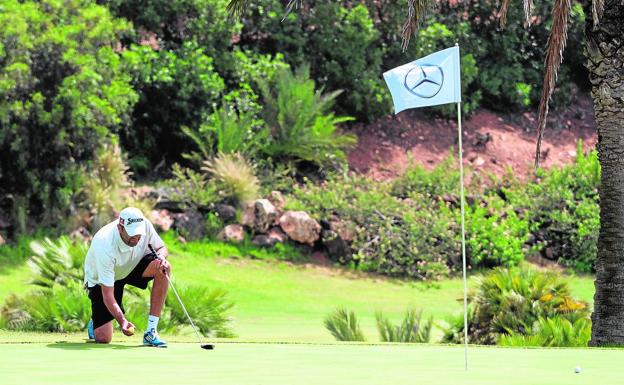 Un golfista recoge una pelota durante la pasada edición. 