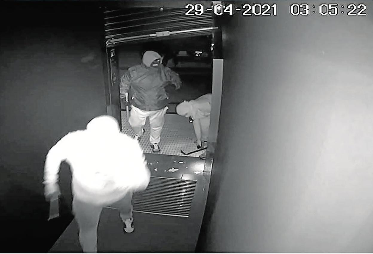 Tres asaltantes fuerzan la puerta de entrada de un local, en Murcia. El cañón de humo de un salón de juegos se activa y ciega a los intrusos. 