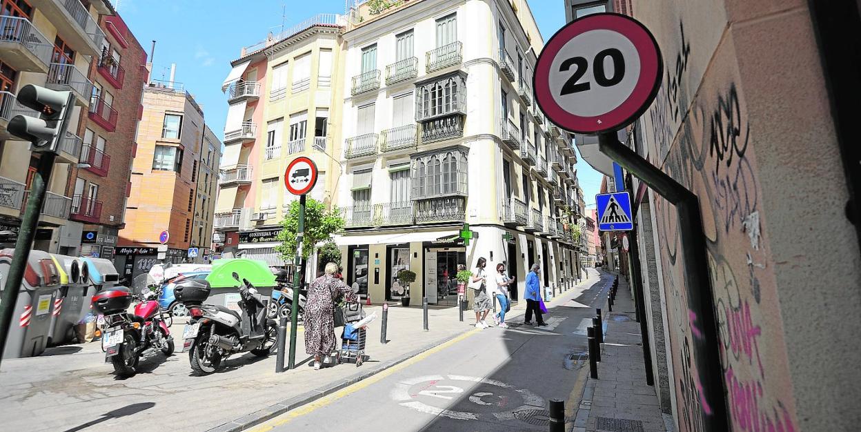 Señales de limitación de velocidad a 20 km/h en la entrada de la calle San Nicolás que ya cuenta con esta restricción desde hace meses. 