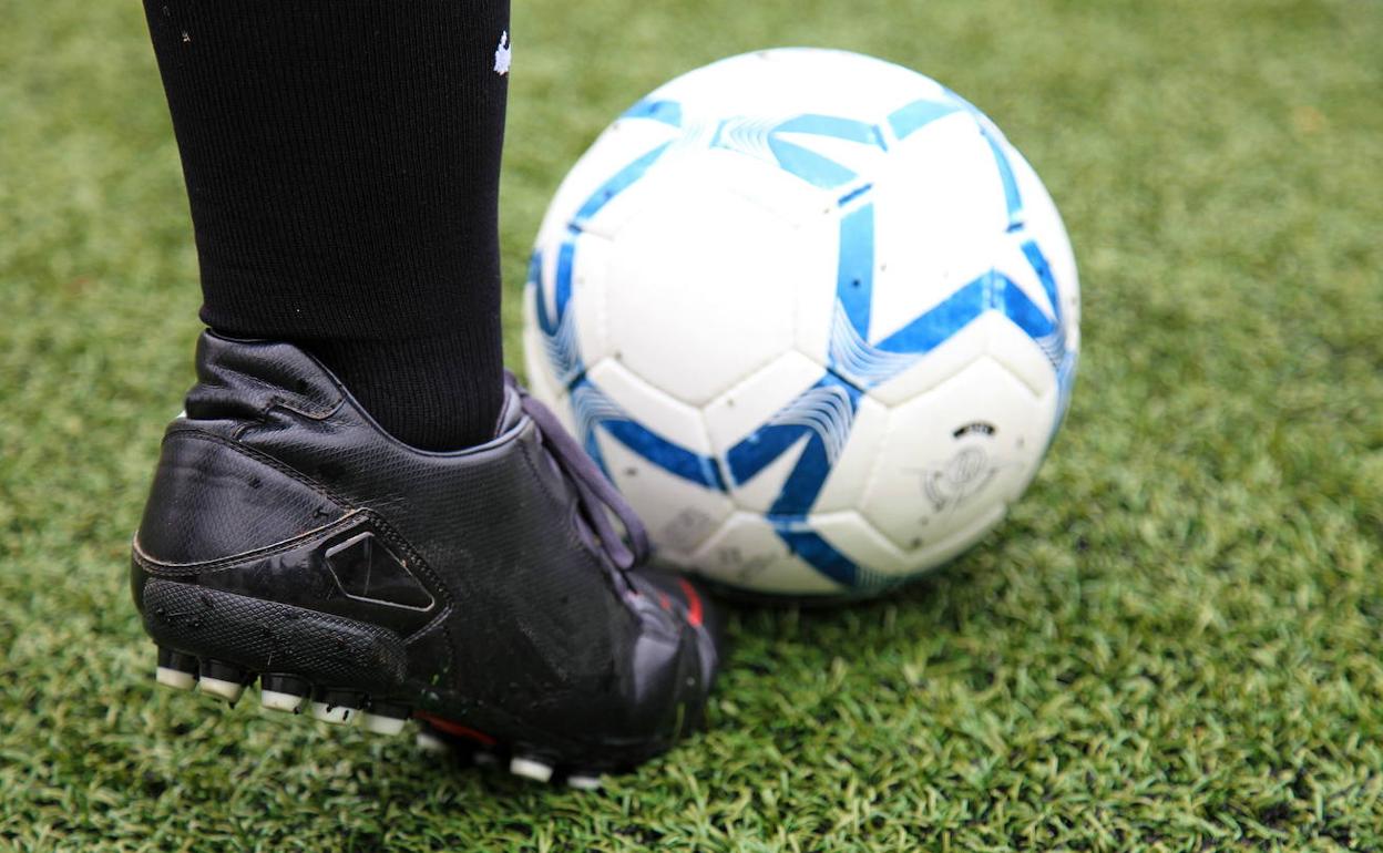 Un balón de fútbol.