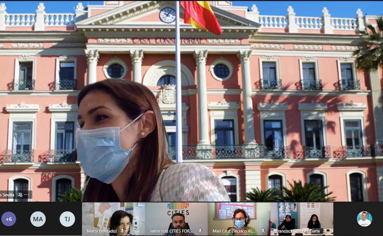 La concejala de Movilidad Sostenible y Limpieza Viaria del Ayuntamiento de Murcia, Carmen Fructuoso, durante su participación en la quinta Ágora Circular, centrada en la Movilidad, de la fase de consulta para la elaboración de la Estrategia de Economía Circular del Municipio de Murcia.