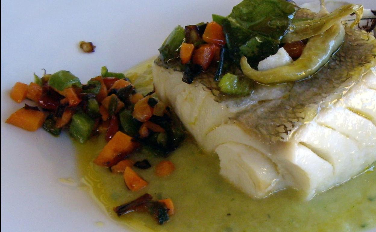 Bacalao sobre cama de verduras