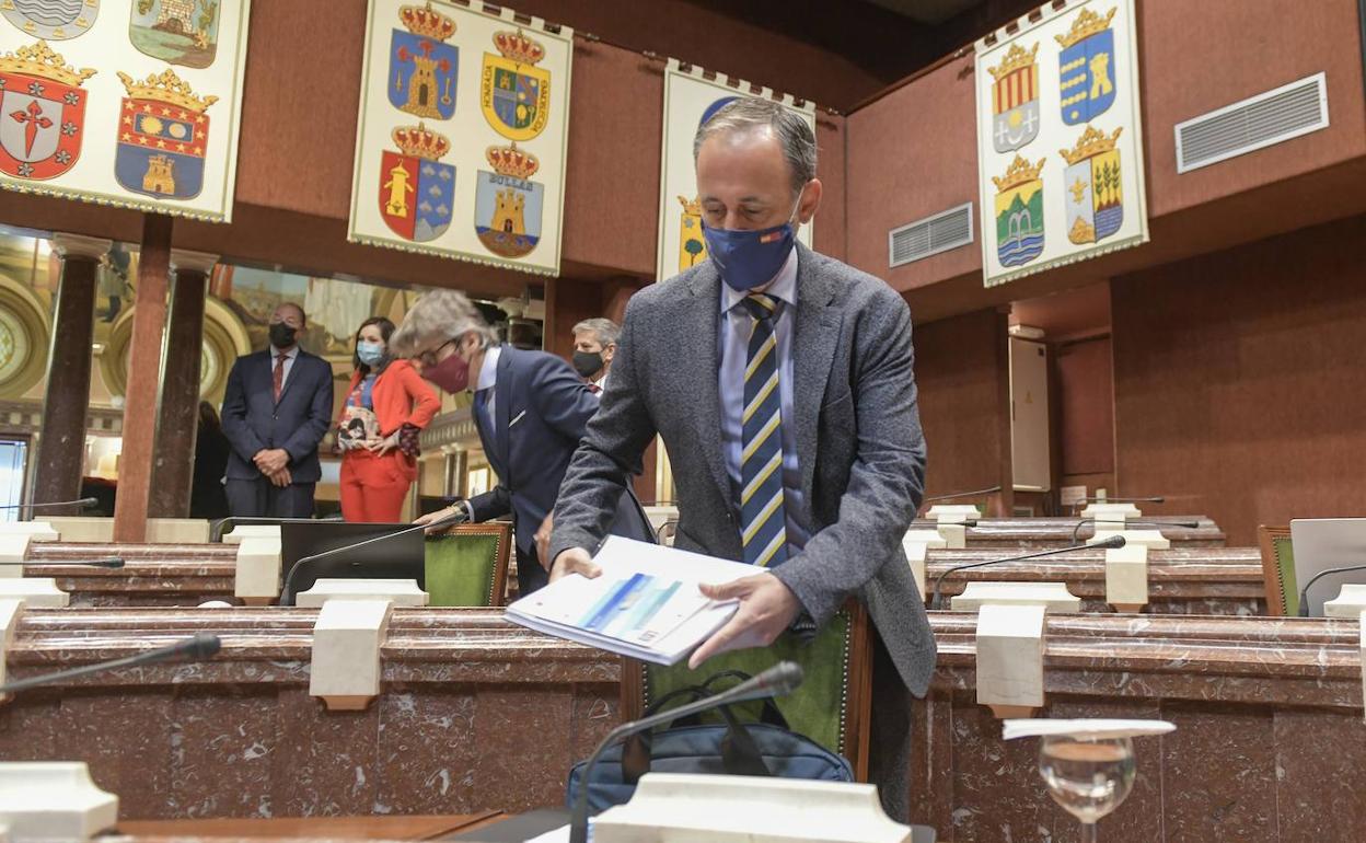 Javier Celdrán prepara la documentación para su comparecencia en la Asamblea. 