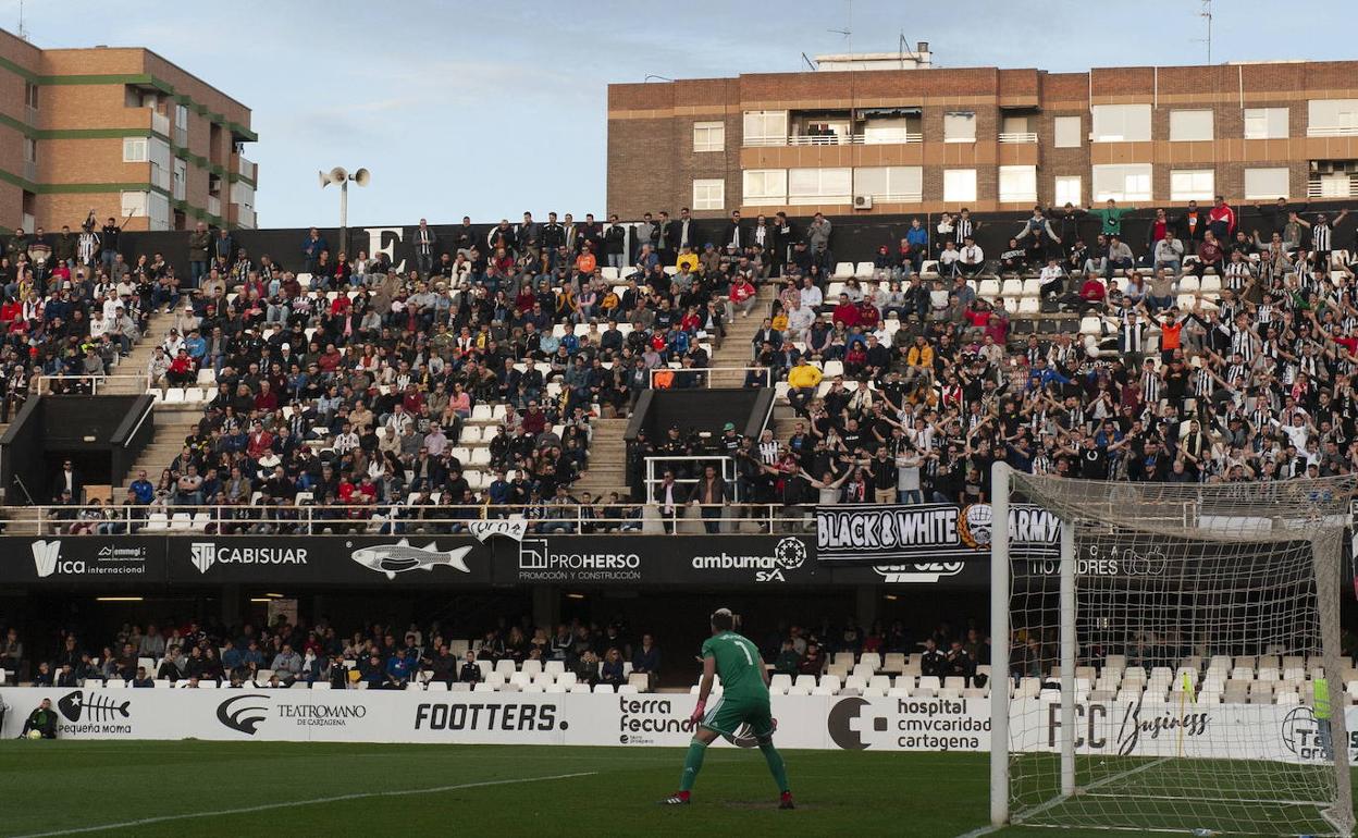 Aspecto del Cartagonova en su último partido con aficionados, el Cartagena-Marbella de marzo de 2020.