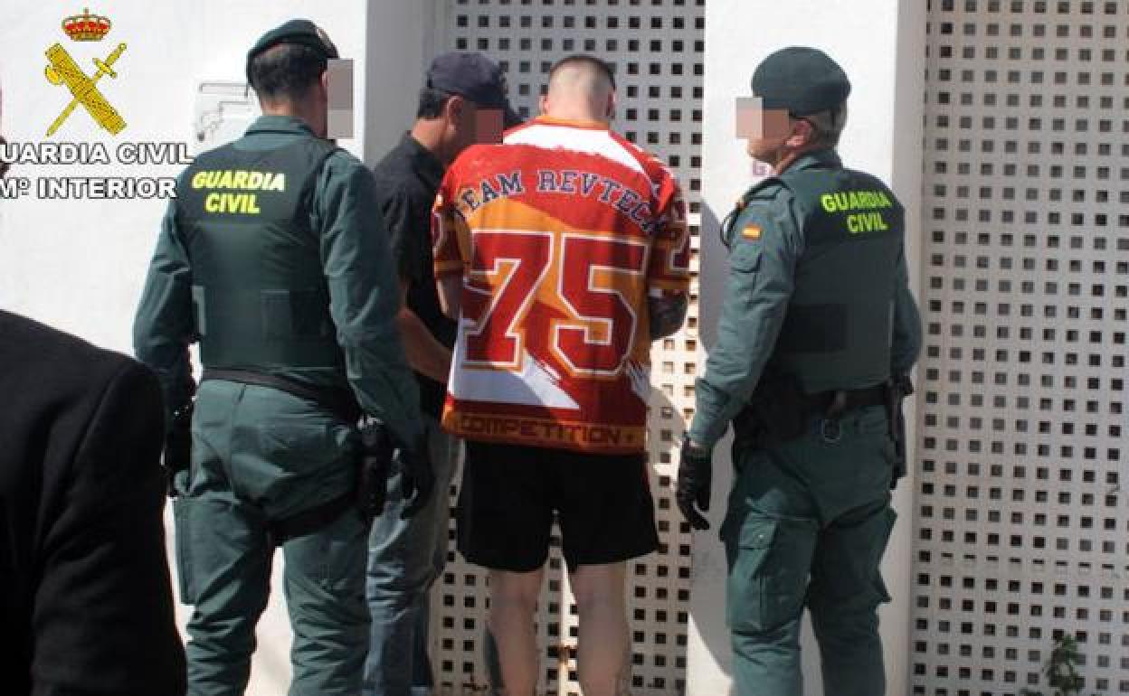 La Guardia Civil con uno de los detenidos. 