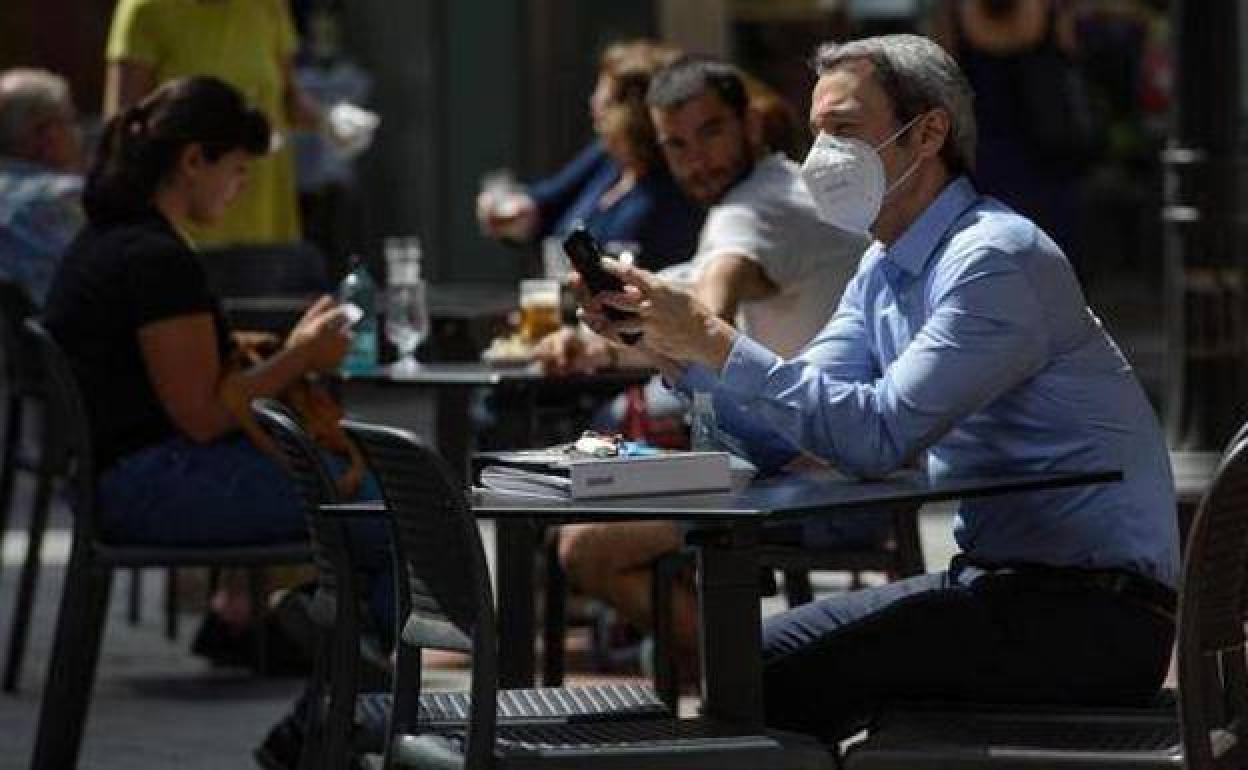 Un hombre con mascarilla sentado en la terraza de un bar del centro de Murcia, en una imagen de archivo. 