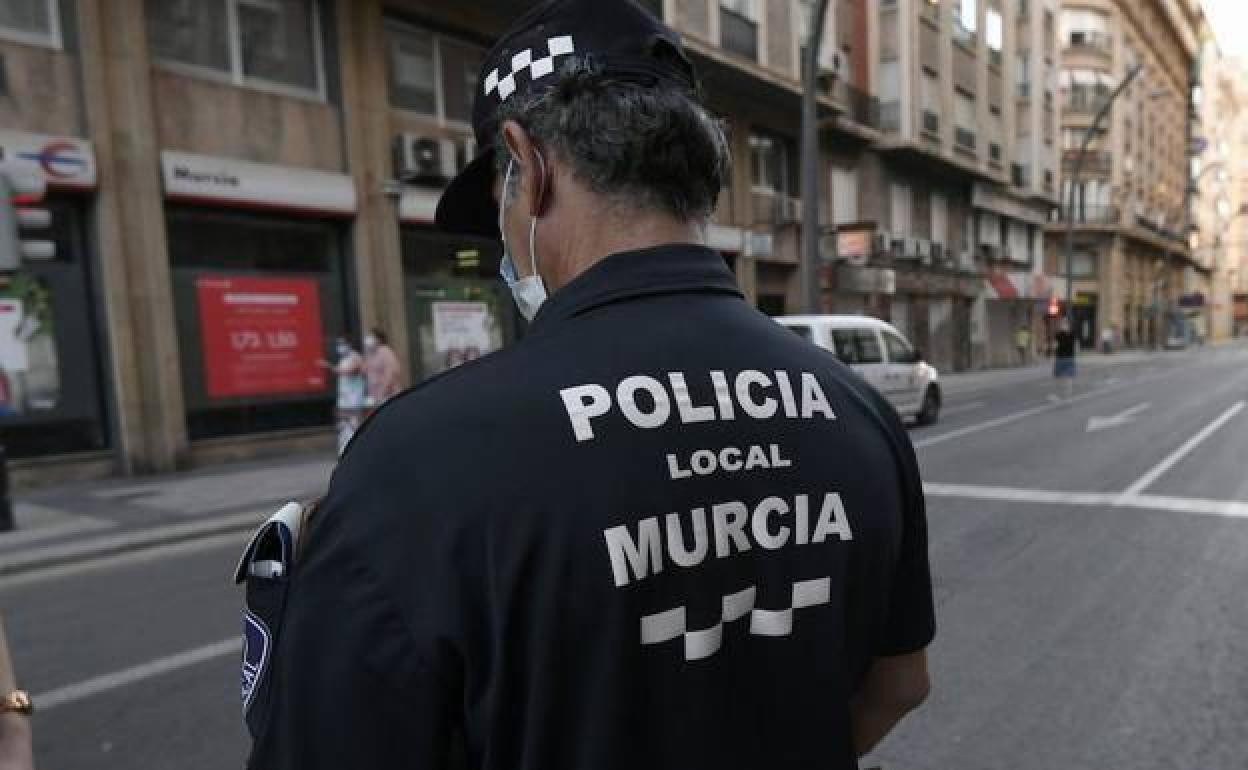 Un policía local de Murcia, en una fotografía de archivo. 