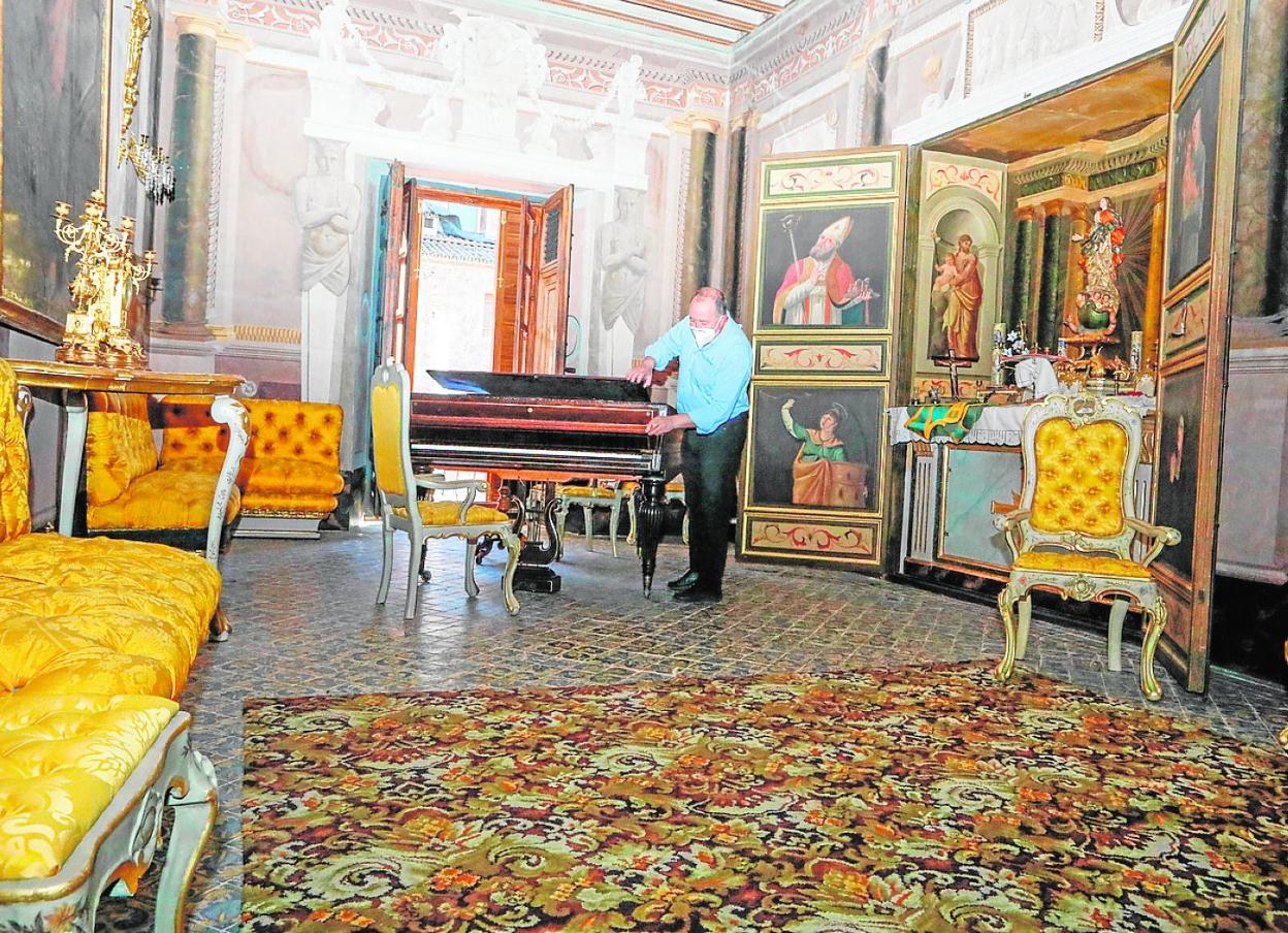 Personal del Palacio de Guevara prepara el salón amarillo para la Noche de los Museos, ayer. 