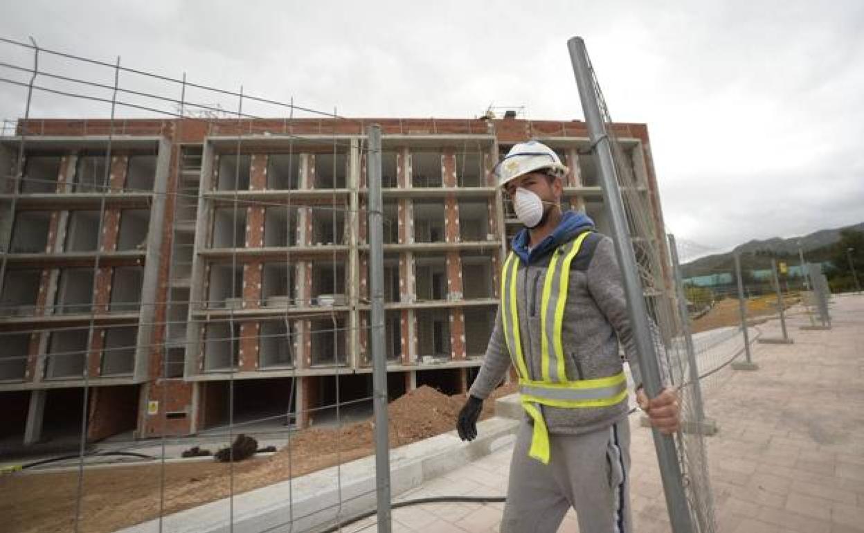 Un trabajador de la construcción, en un edificio de Murcia. 