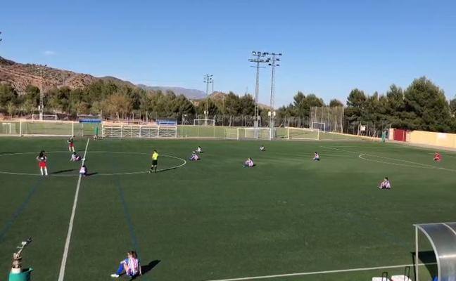 La sentada que hicieron las jugadoras al comenzar su partido contra el Aspe en el mes de marzo.