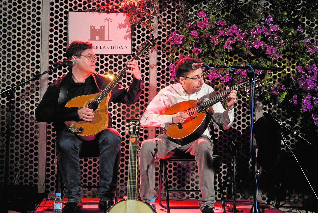 Ismael Galiana y Raúl Pastor, componentes de Túa, en una actuación en el Museo de la Ciudad de Murcia en 2016. 