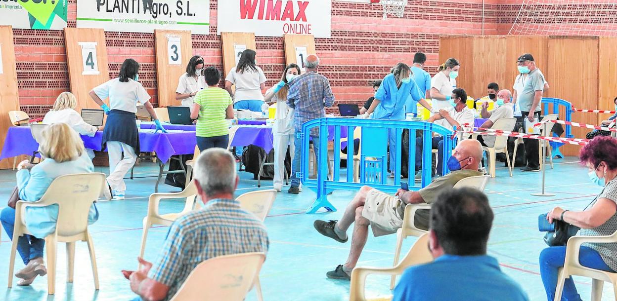 Campaña de vacunación celebrada en la jornada de ayer en el polideportivo de Puerto Lumbreras. 