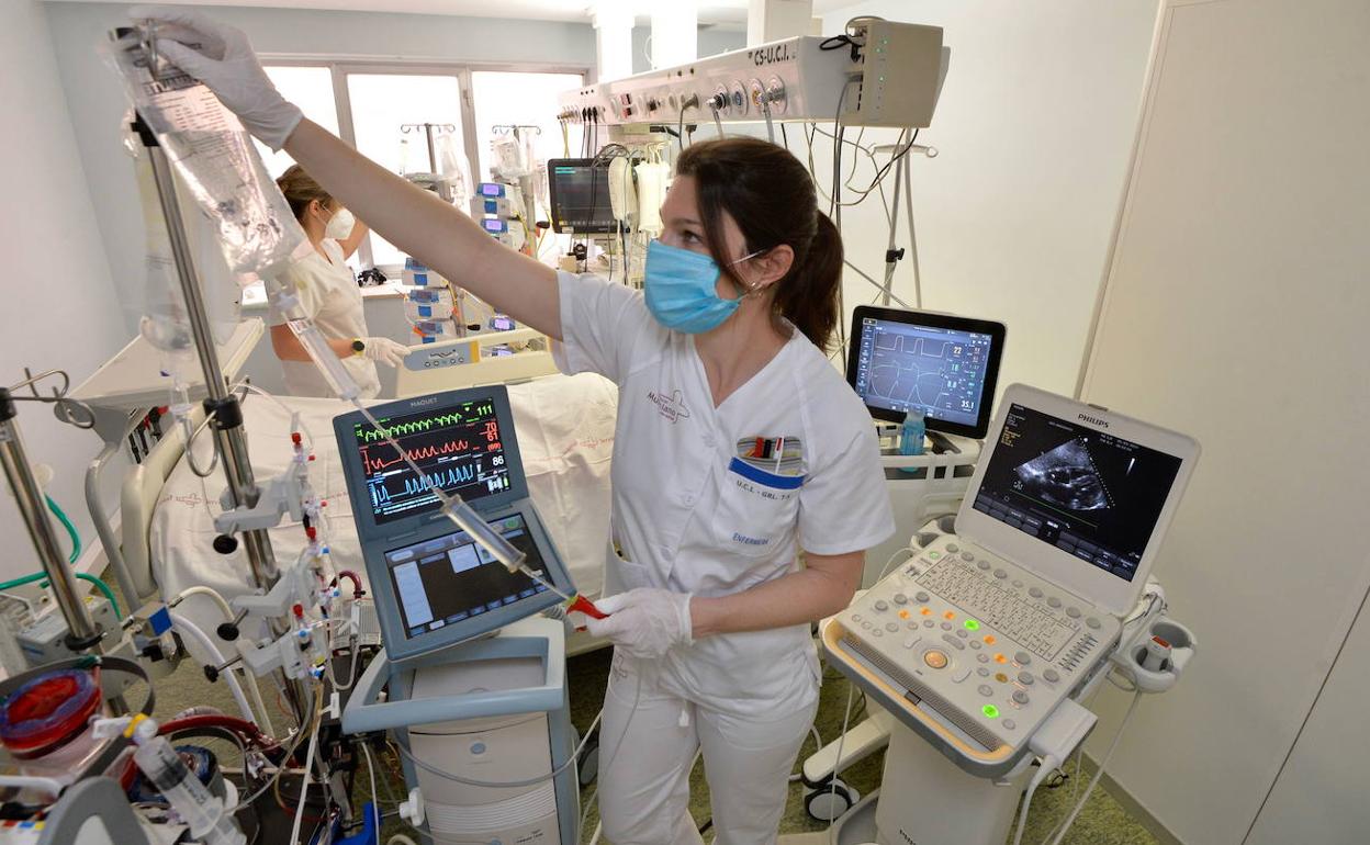 Enfermera de la UCI del hospital de La Arrixaca, en una imagen de archivo.