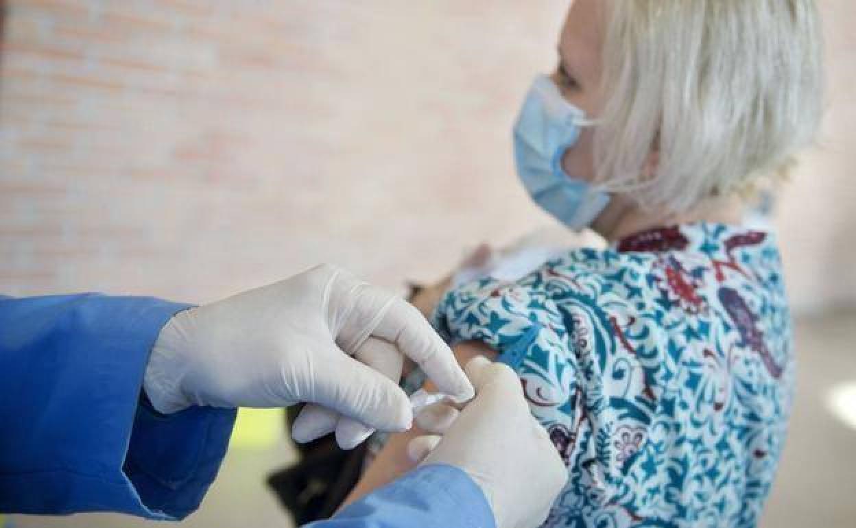 Un sanitario vacuna a una mujer en Murcia, en una imagen de archivo. 