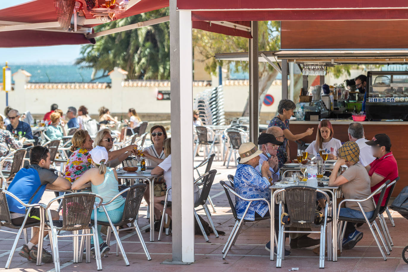 Fotos: Ambiente en las playas de Santiago de la Ribera en el primer fin de semana tras el estado de alarma