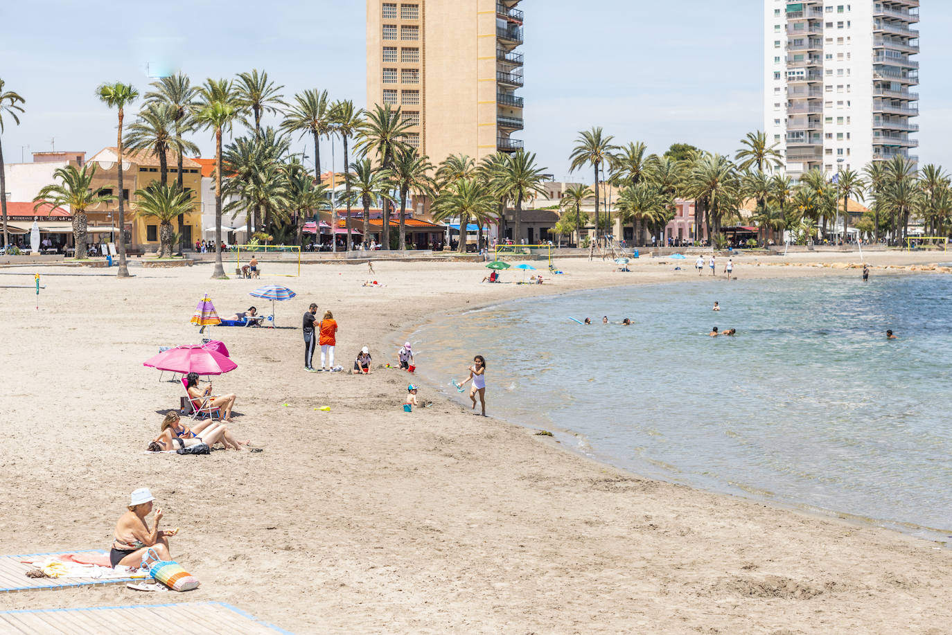 Fotos: Ambiente en las playas de Santiago de la Ribera en el primer fin de semana tras el estado de alarma